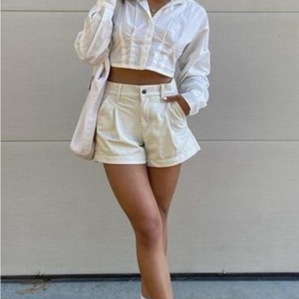 AE - NWOT Stretch High-Waisted Vegan Leather Trouser Short - cream size 14